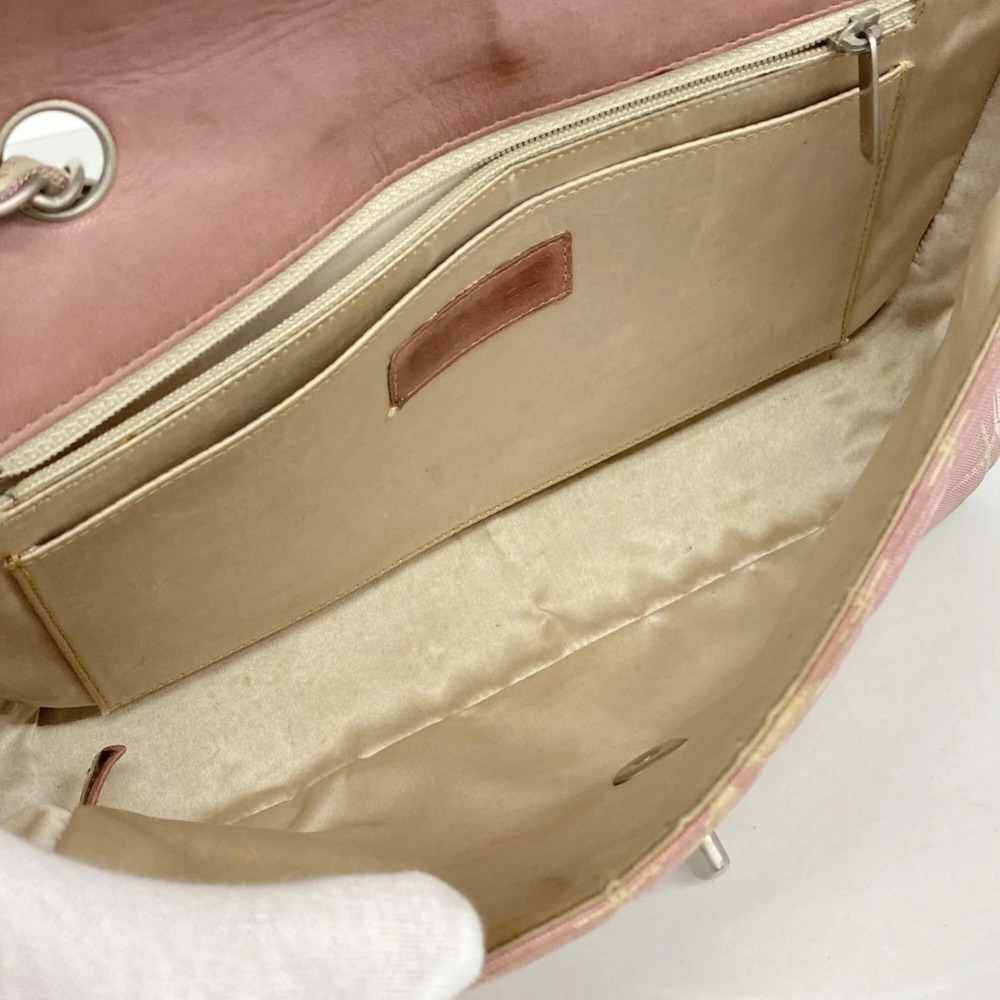 CHANEL Pink Shoulder Bag - Picture 4 of 10